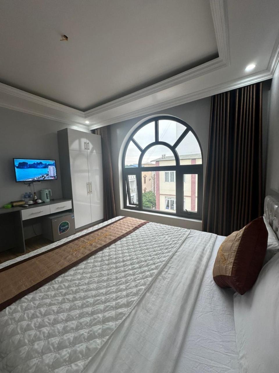 Viet Hoang Hotel Ha Long Exteriör bild